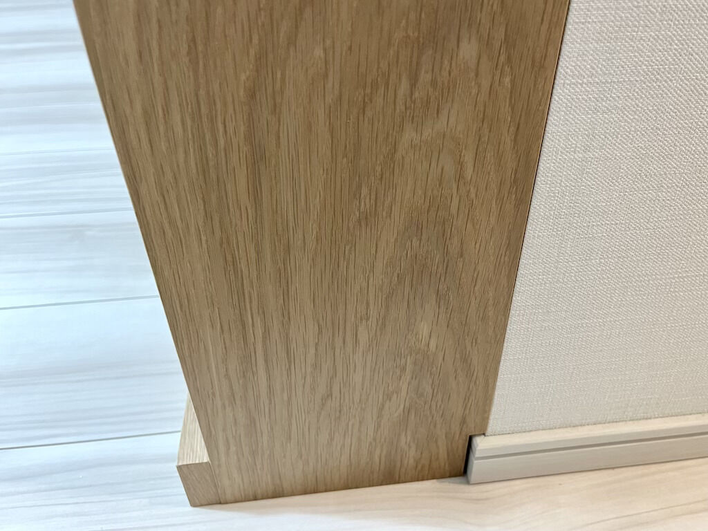 巾木を避けて壁面に隙間なく設置