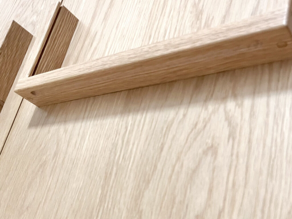扉を開け閉めしやすいよう倒れどめの縁下側に掘った丸溝