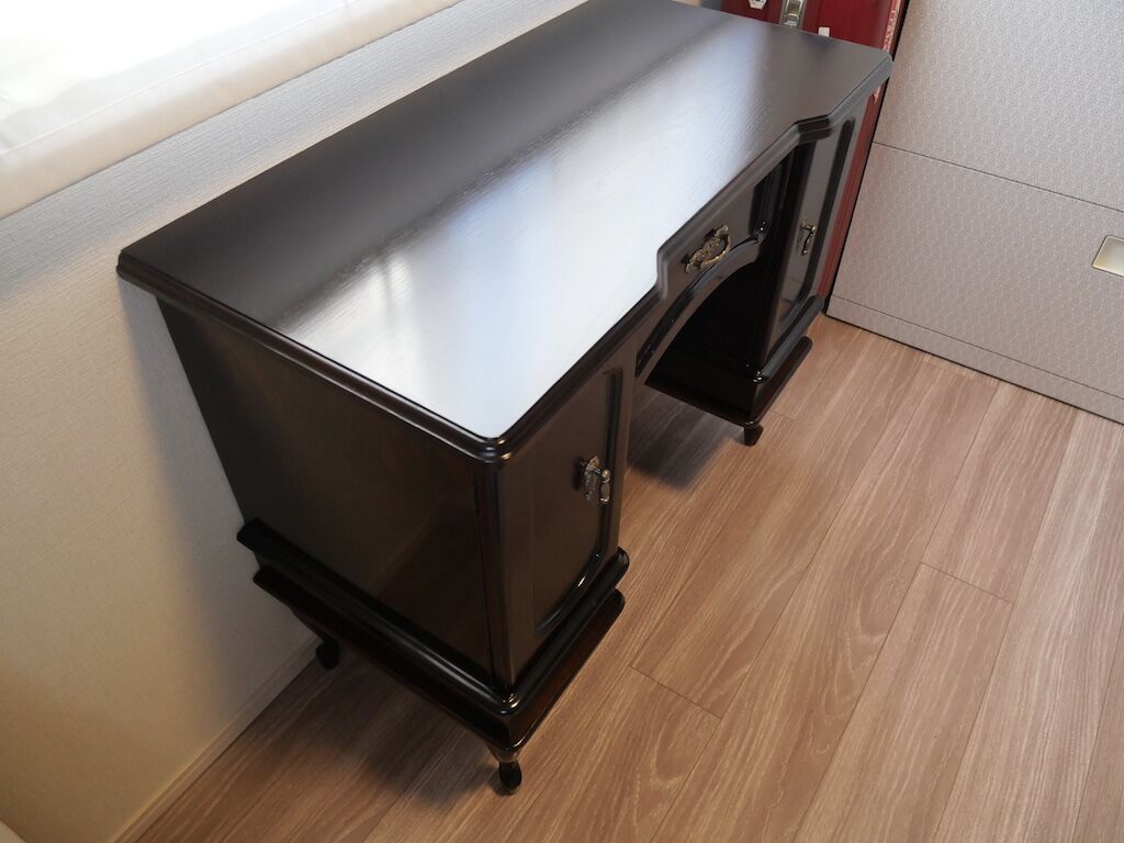 艶やかな仕上がりとなったデスク