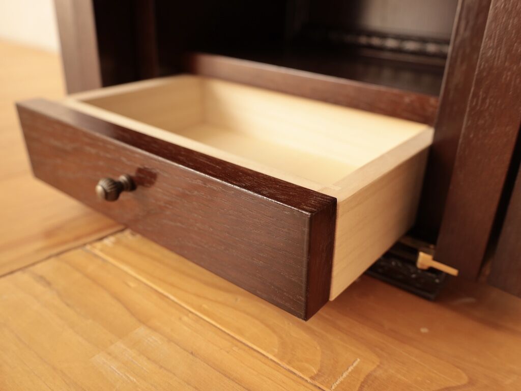 お仏壇の内部の小引き出し