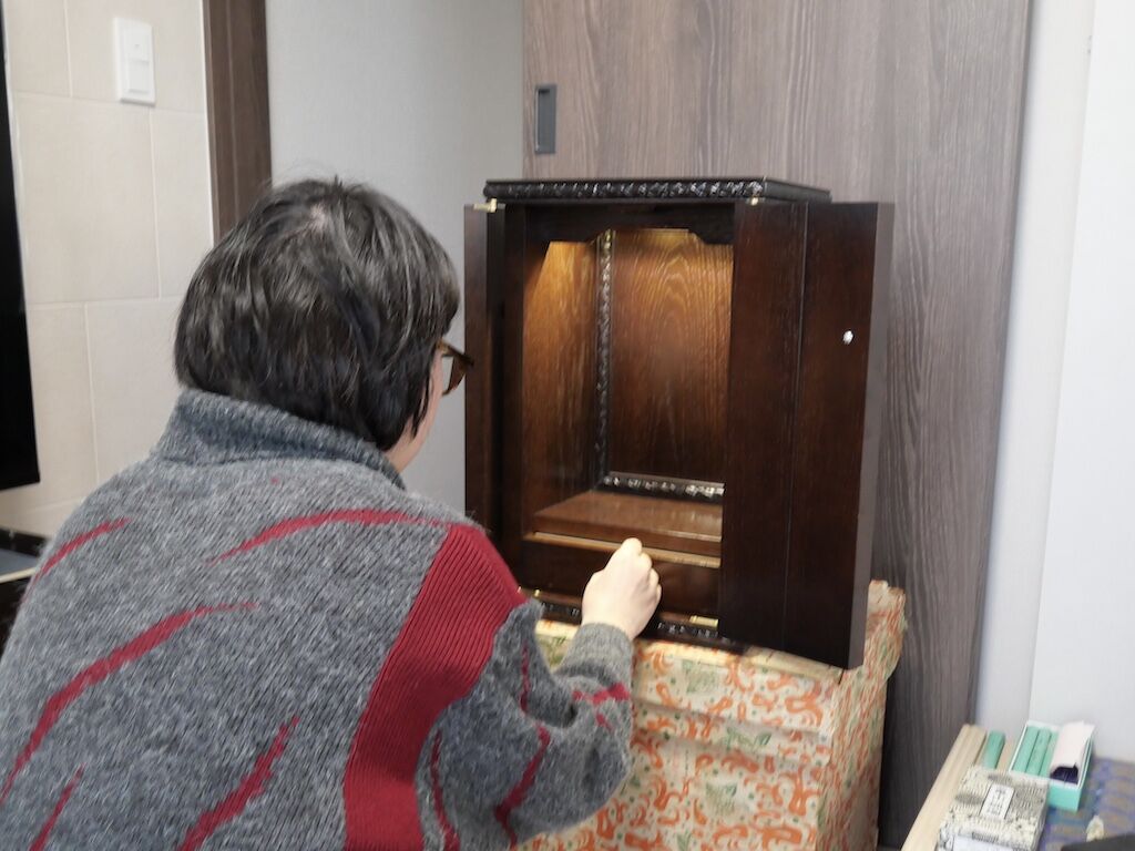 リメイクしたお仏壇の納品の様子