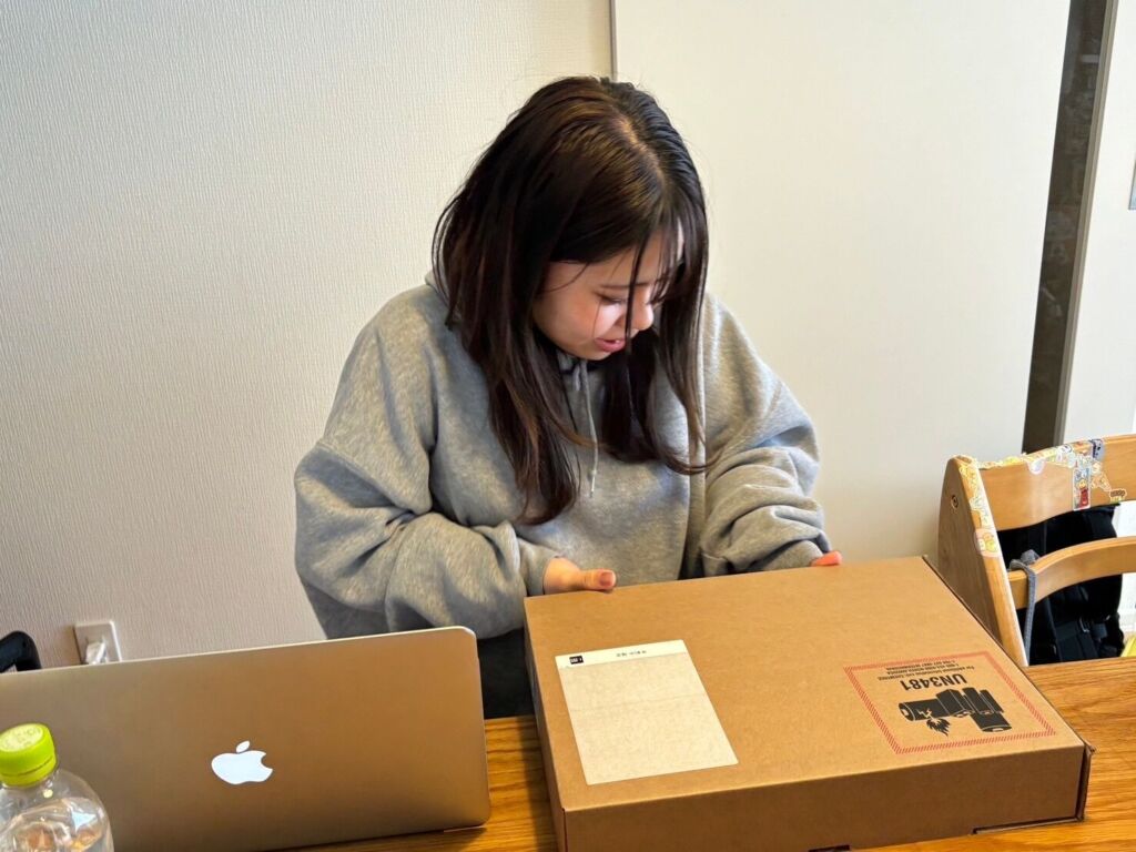 女　MacBook 開封中
