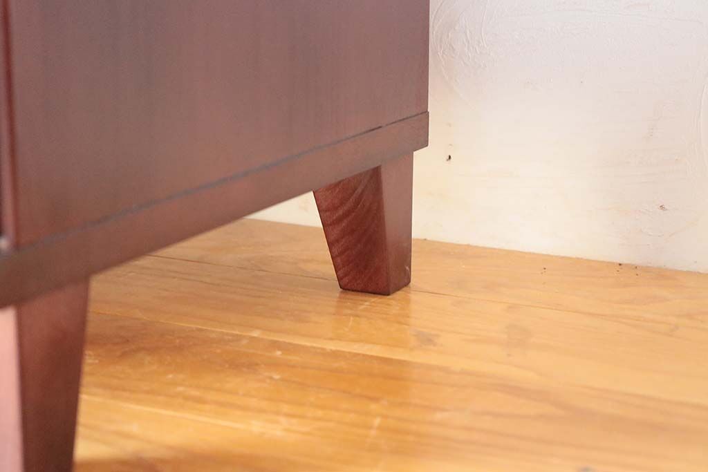 脚をつけて掃除をしやすくしたキャビネット