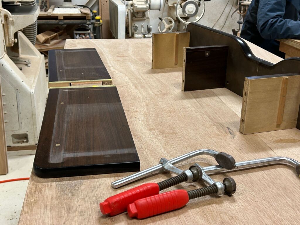ベッドのサイズをリサイズ。工房での作業。