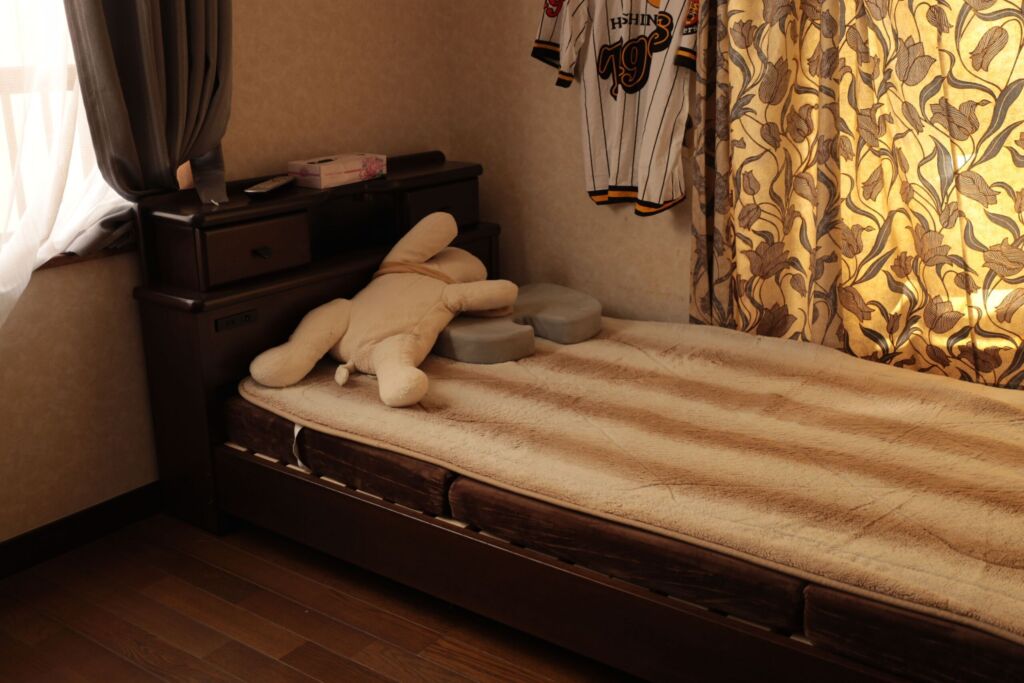 シングルサイズになり、すっきりとしたお部屋