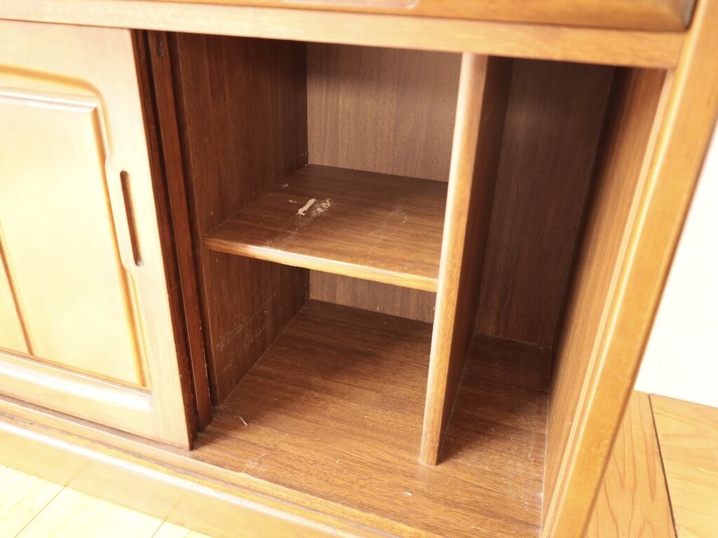 背板や棚板に傷みのあった食器棚