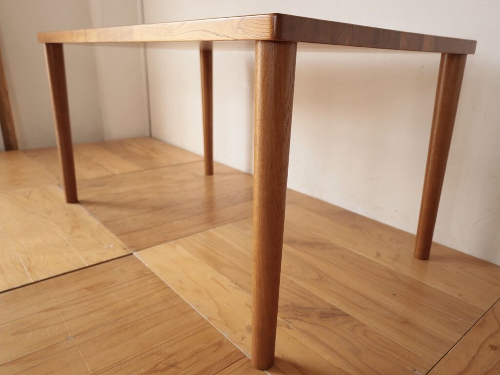 ねじ込み式で着脱が簡単なテーブル脚