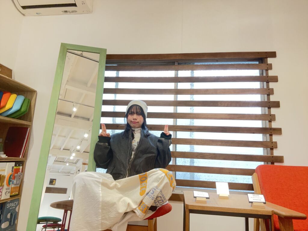 カームチェアに座ってポーズ