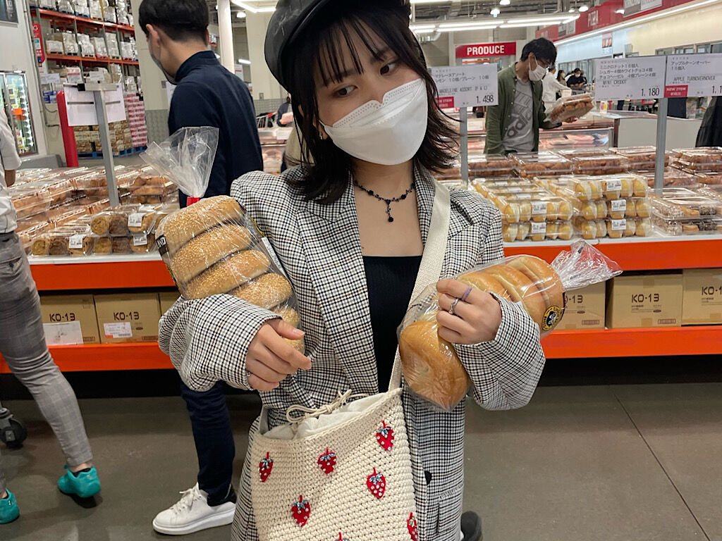 コストコのベーグル二個　両手にもつ