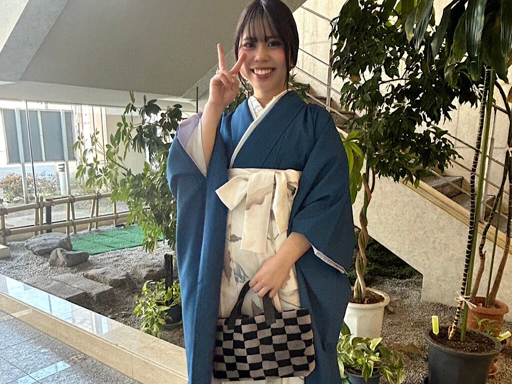 袴姿　ピース