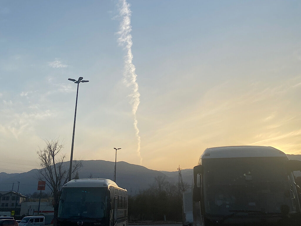 夕焼け　飛行機雲