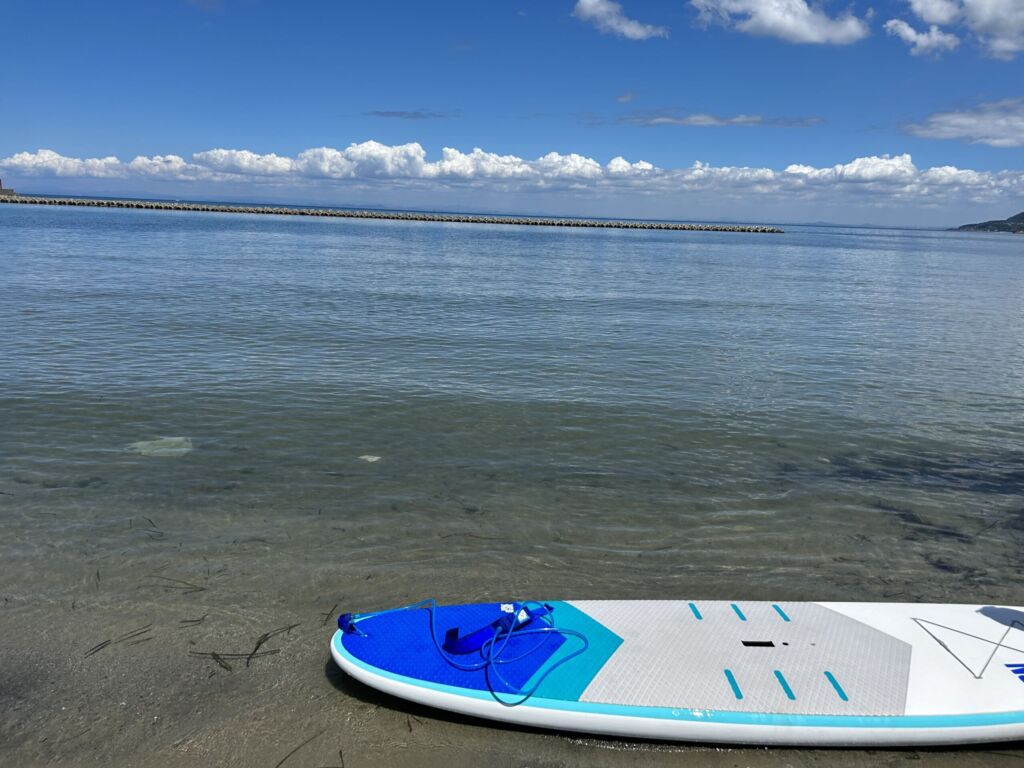 海　手前にボード