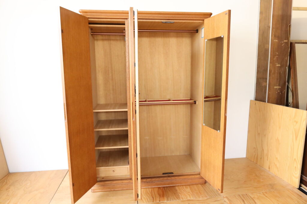 洋服タンスの内部の鏡を活かしてリメイク