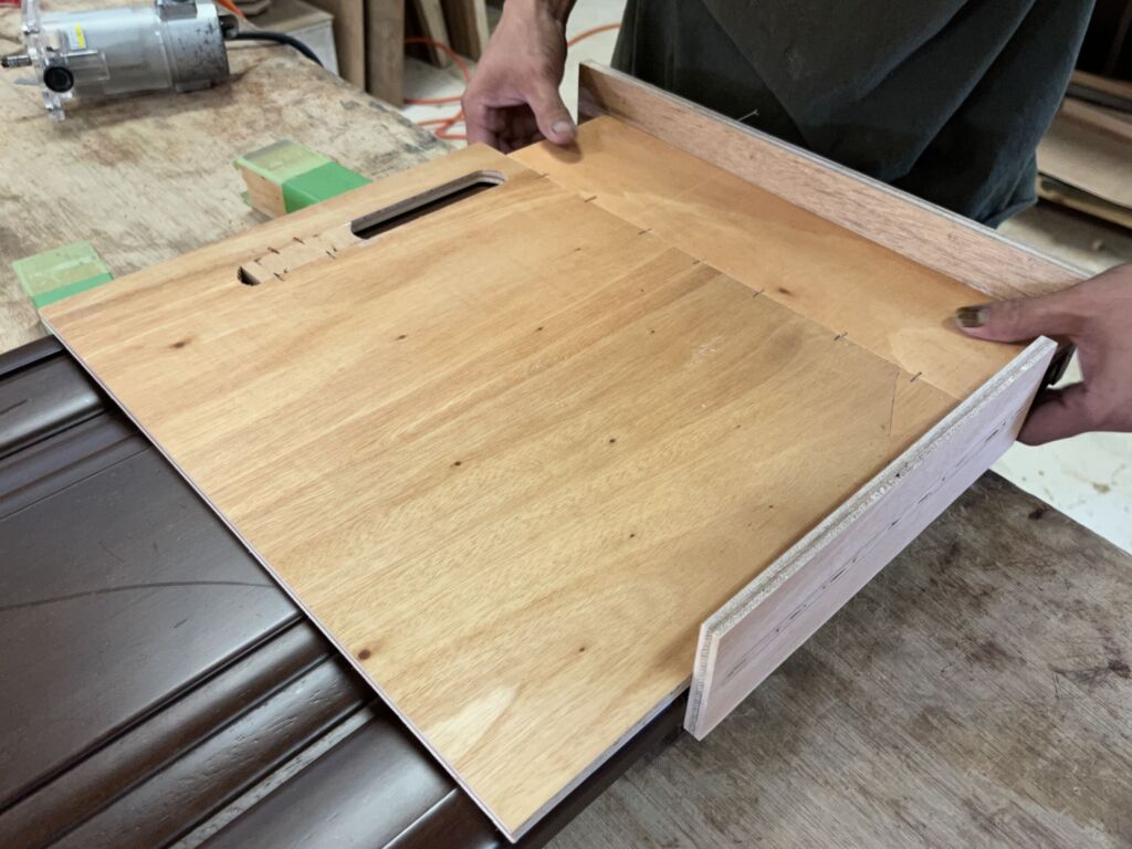 婚礼タンスの扉を加工する作業風景