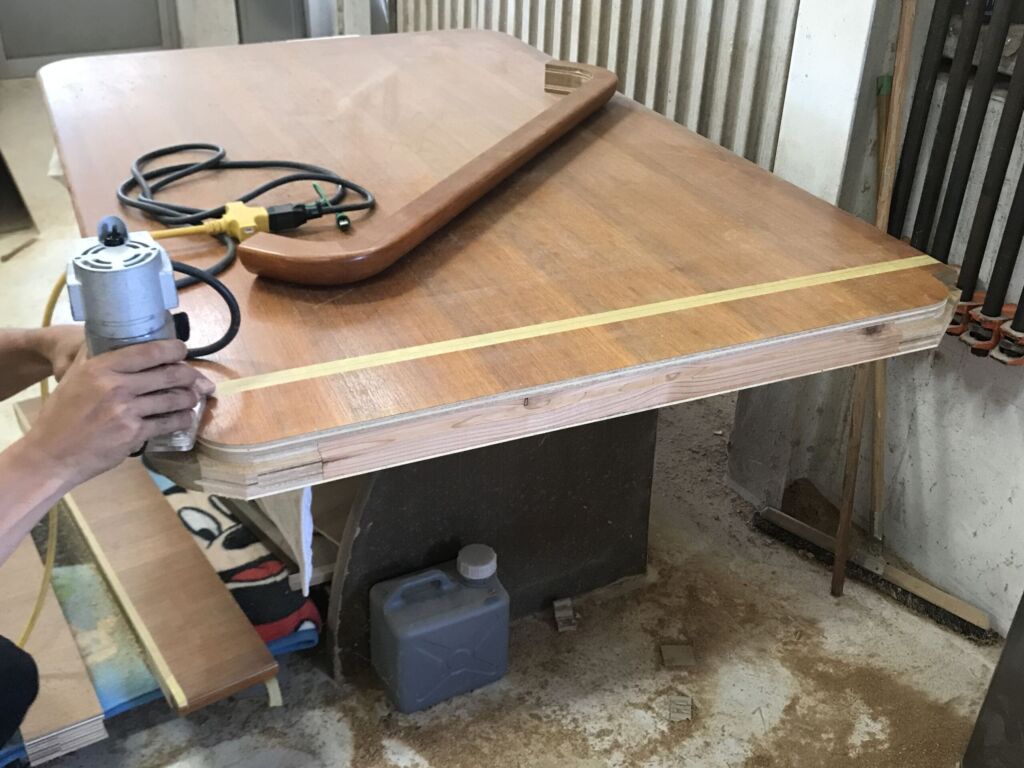 元の雰囲気と同じようになるようテーブルの天板をリサイズします