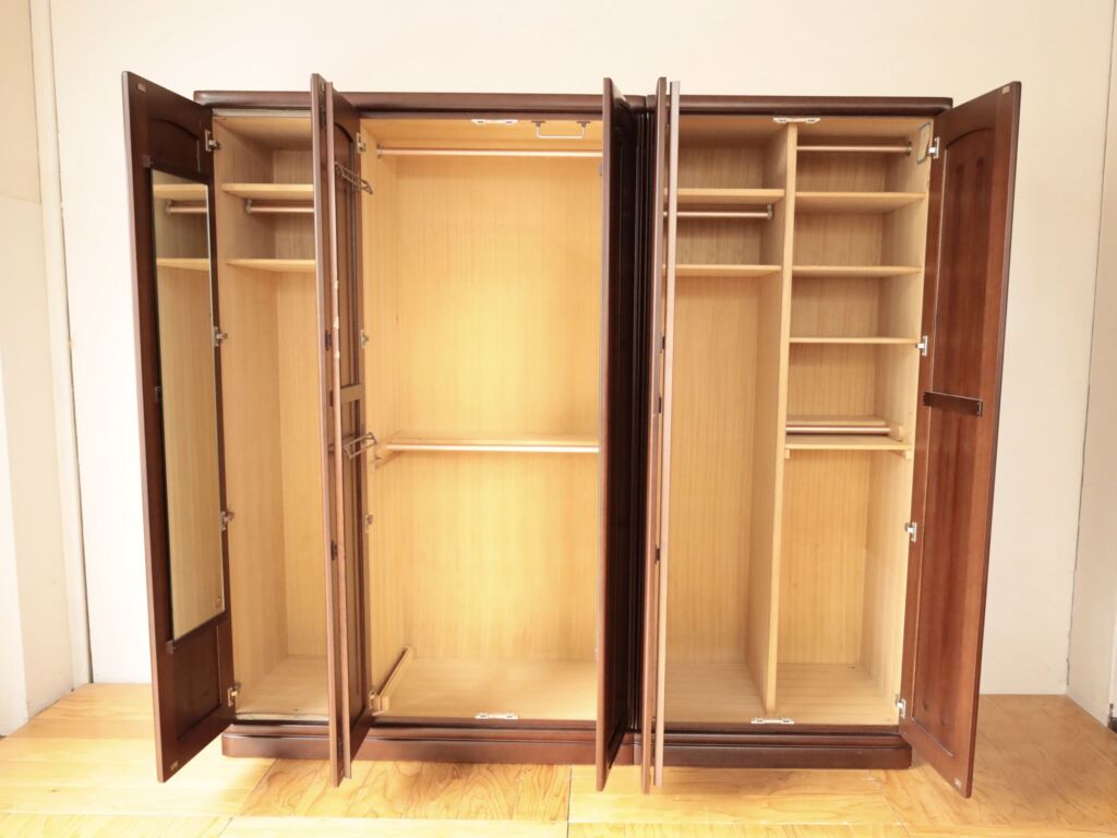婚礼家具の洋服タンスの内部