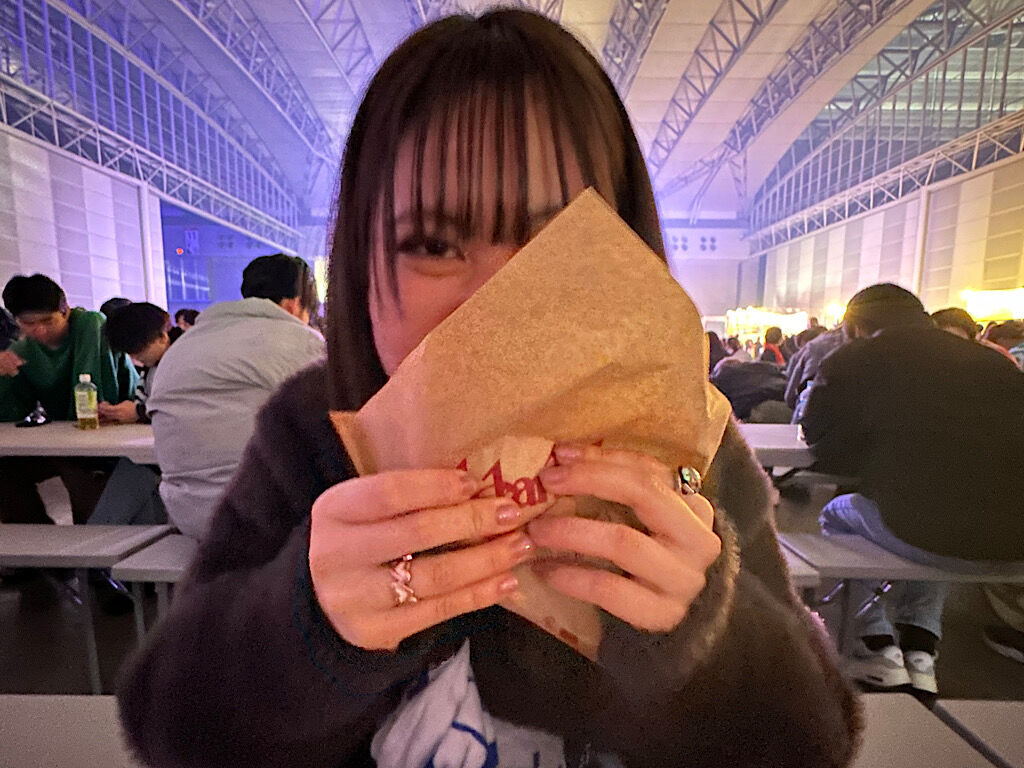 フェス　ハンバーガーに食いついている女