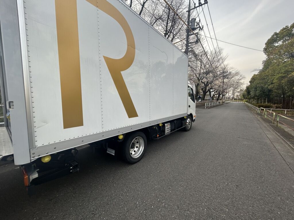 トラック　奥に桜の木