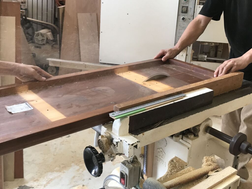 ダイニングベンチを座卓にリメイクする作業風景