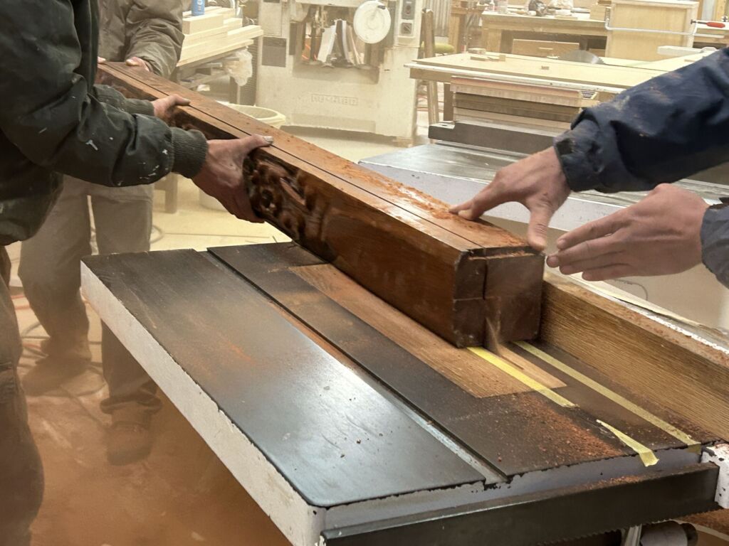 廃材を家具にリメイクする作業風景