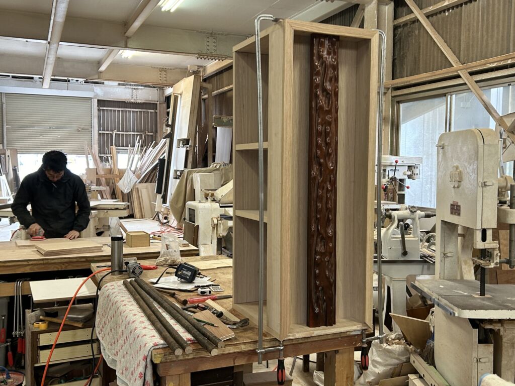 床柱などの廃材・家屋材を活かして収納棚にリメイク