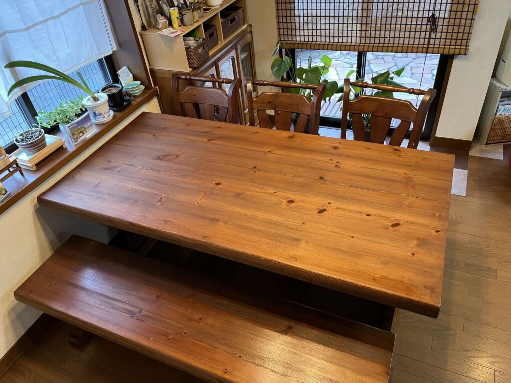 横幅の大きいダイニングテーブル
