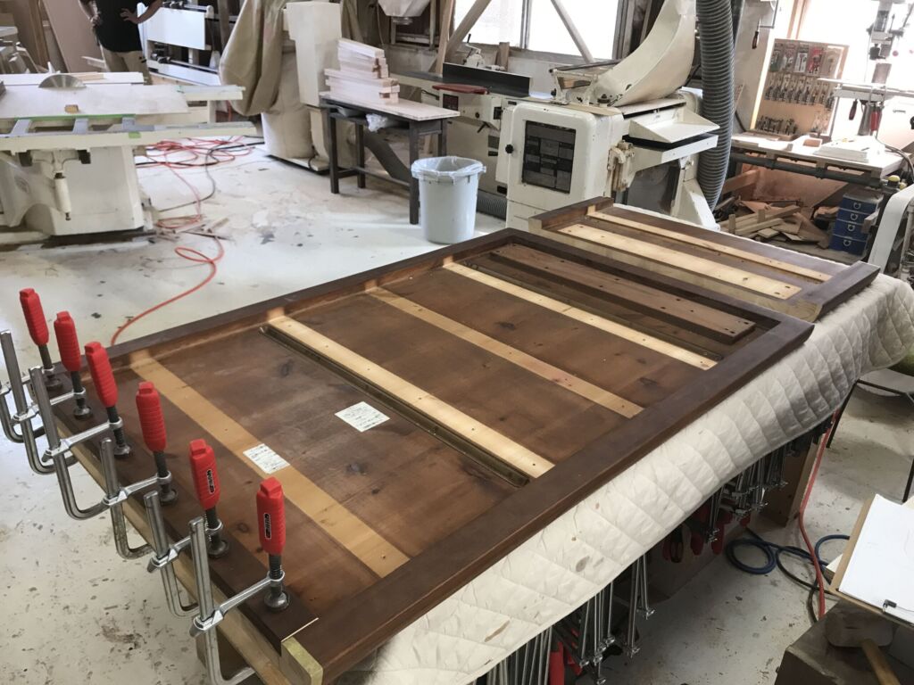 ダイニングテーブルをリサイズする作業風景