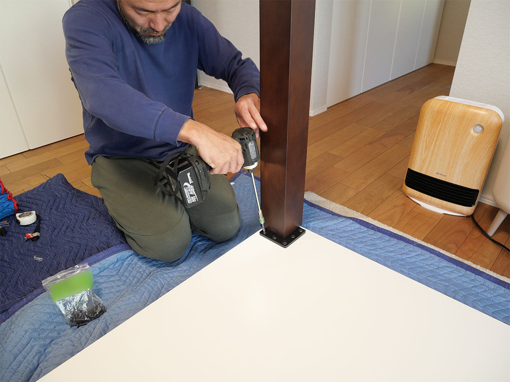 家具を納品。ご自宅で脚を取り付け。