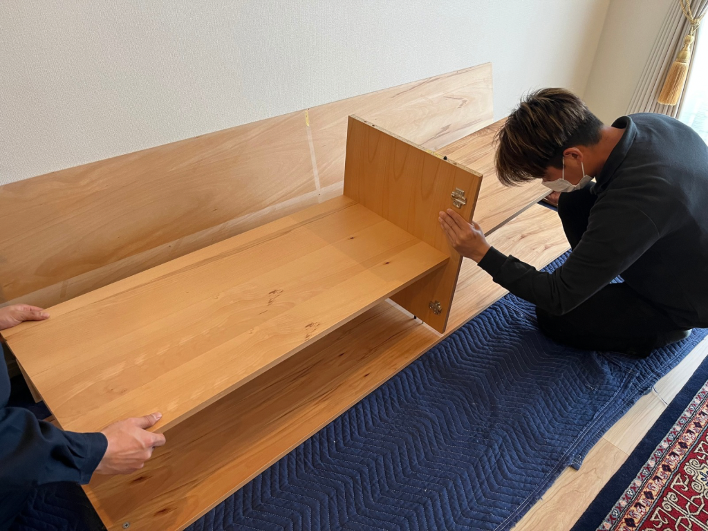 分解した家具をご自宅で組み立て