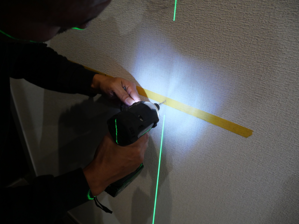 壁掛けミラーをご自宅の玄関に取り付け