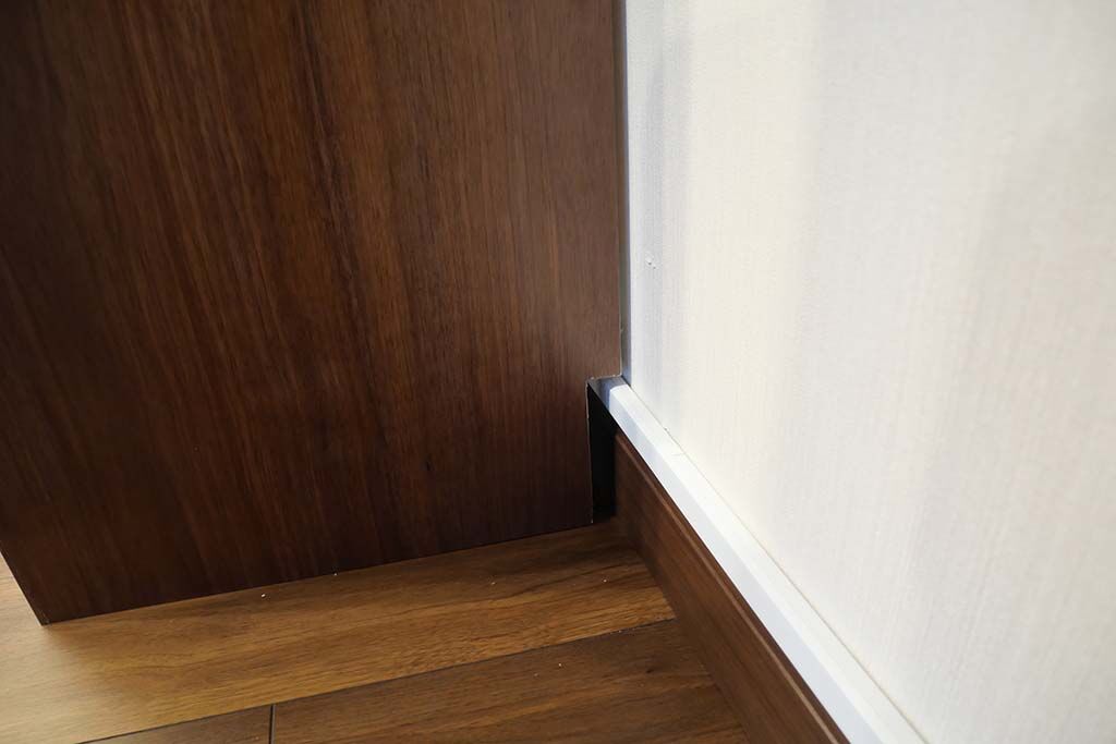 隙間ができないよう巾木よけ加工しました
