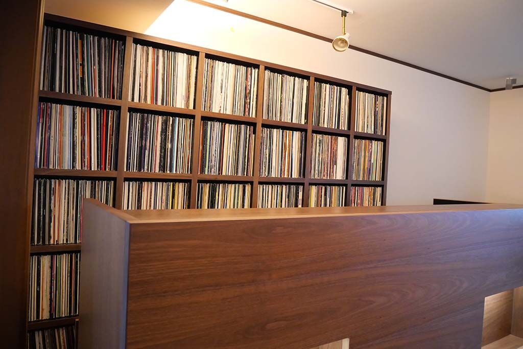 レコードジャケットがピッタリと収まるレコードラック