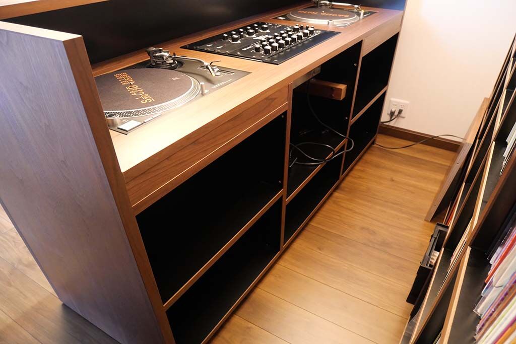 ご希望のサイズに合わせて製作した製作したオーダーメイドのDJブース
