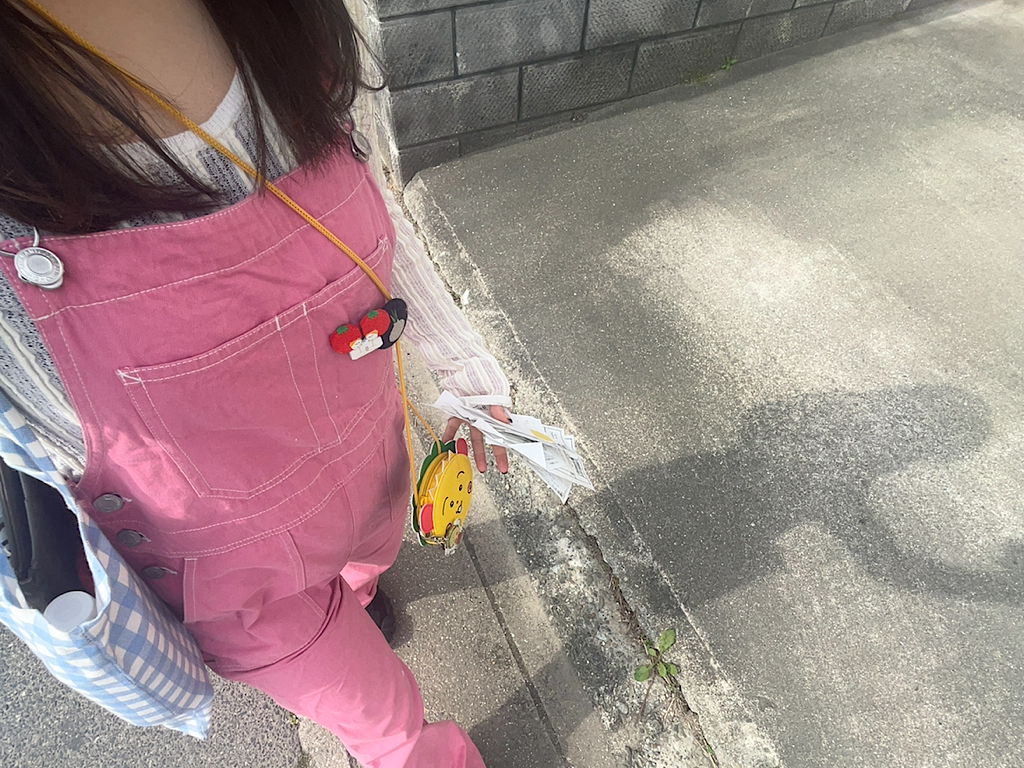 歩いている女を斜めから撮った写真