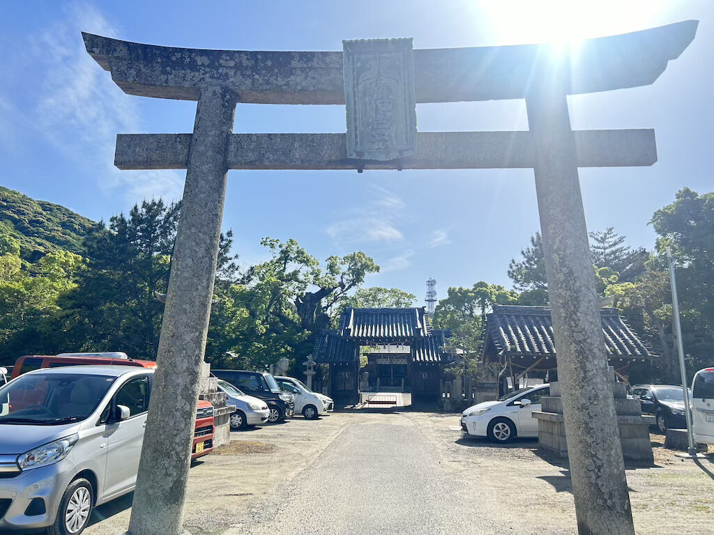 鳥居前　炊口八幡宮神社