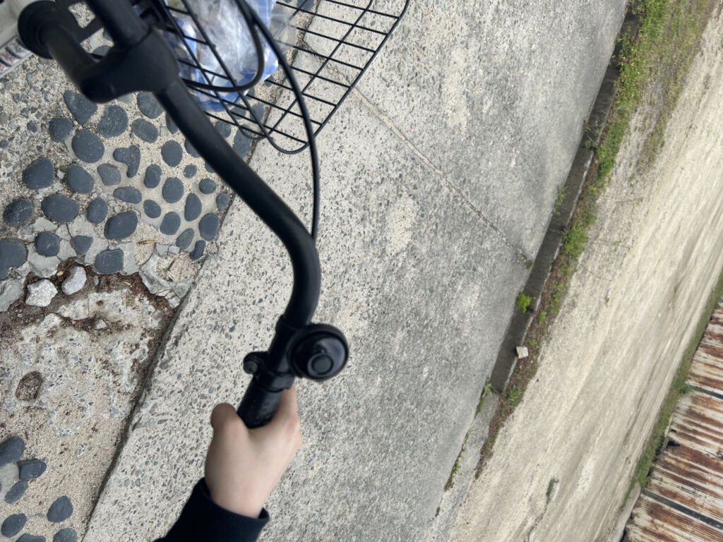 自転車　ハンドル握る
