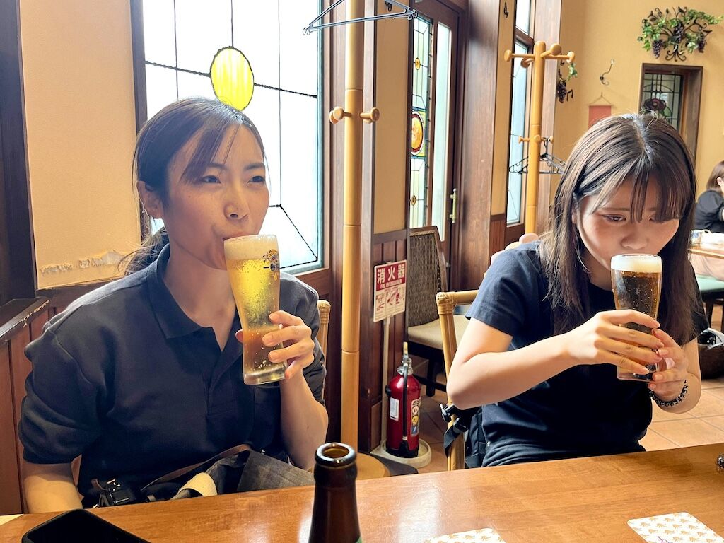 ビールを飲んで気持ちを落ち着けるユリマタタ