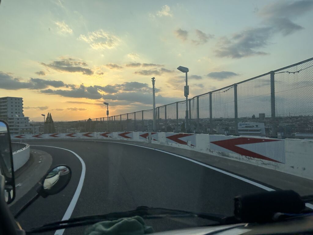 トラックから見える夕焼けの写真
