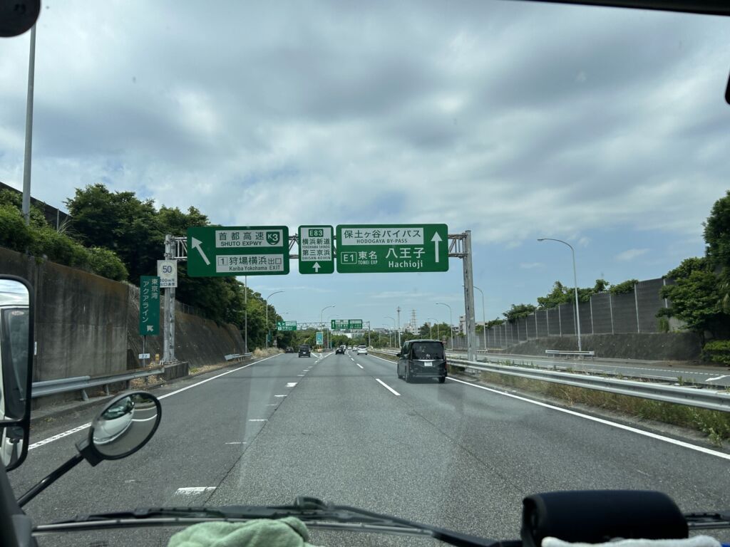 トラックが高速を走っている