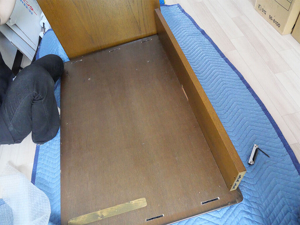 デスクの組み立て作業中