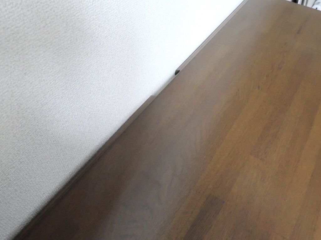 配線用の切り欠きをいれたデスク天板