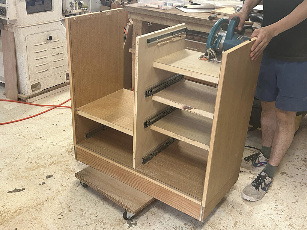 食器棚のリメイク作業