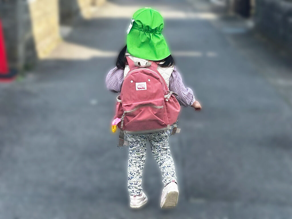 私服登園の後ろ姿