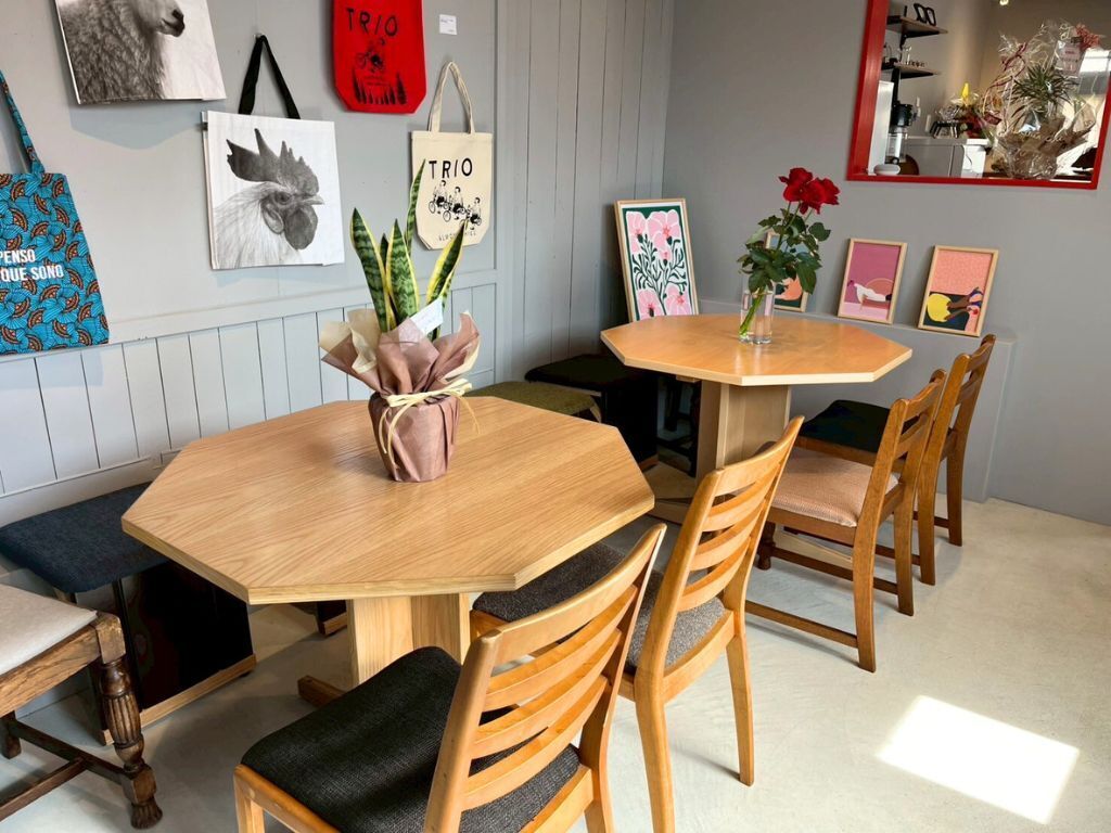 カフェ「アカリスタンド」の八角テーブル。店舗家具に最適な理由4つのイメージ