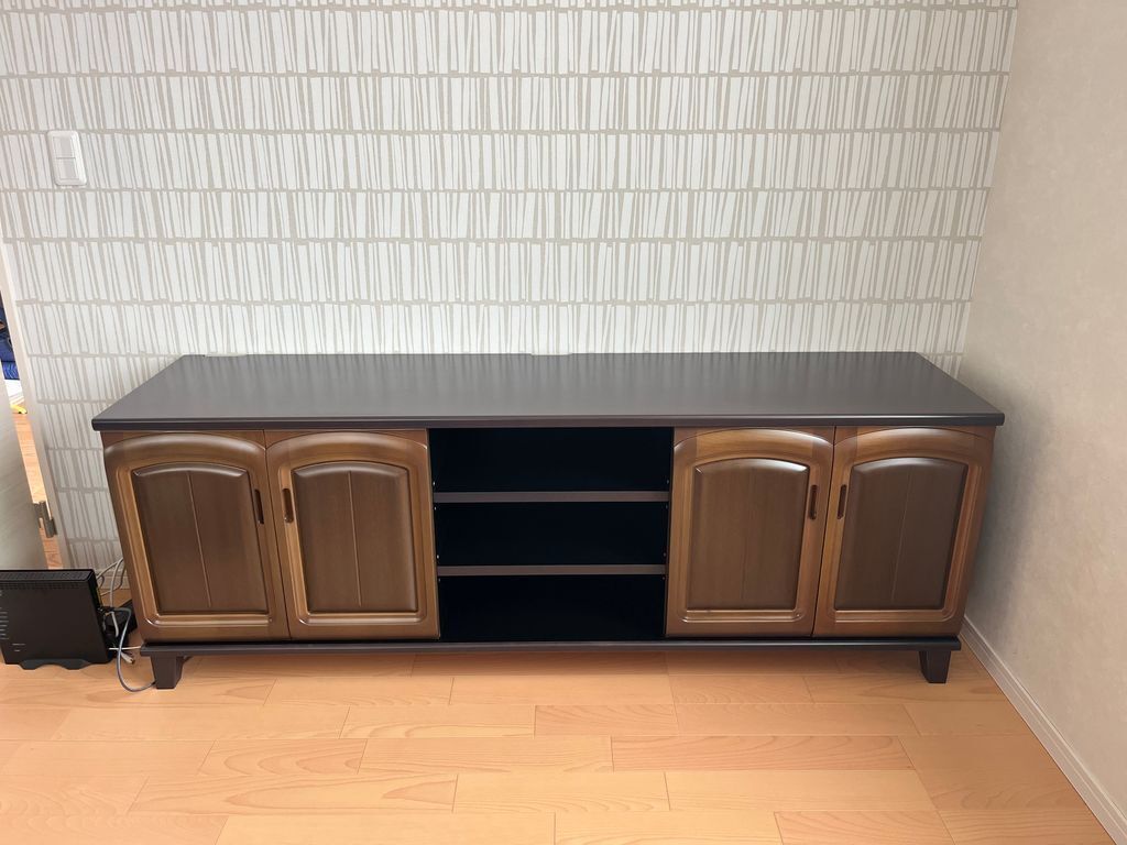 使い慣れた家具なのに不思議と新鮮！食器棚をテレビボードにリメイク