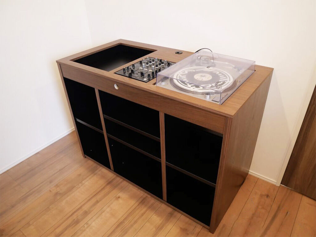 既製品では叶わない！機材にジャストフィットのDJブースをオーダー