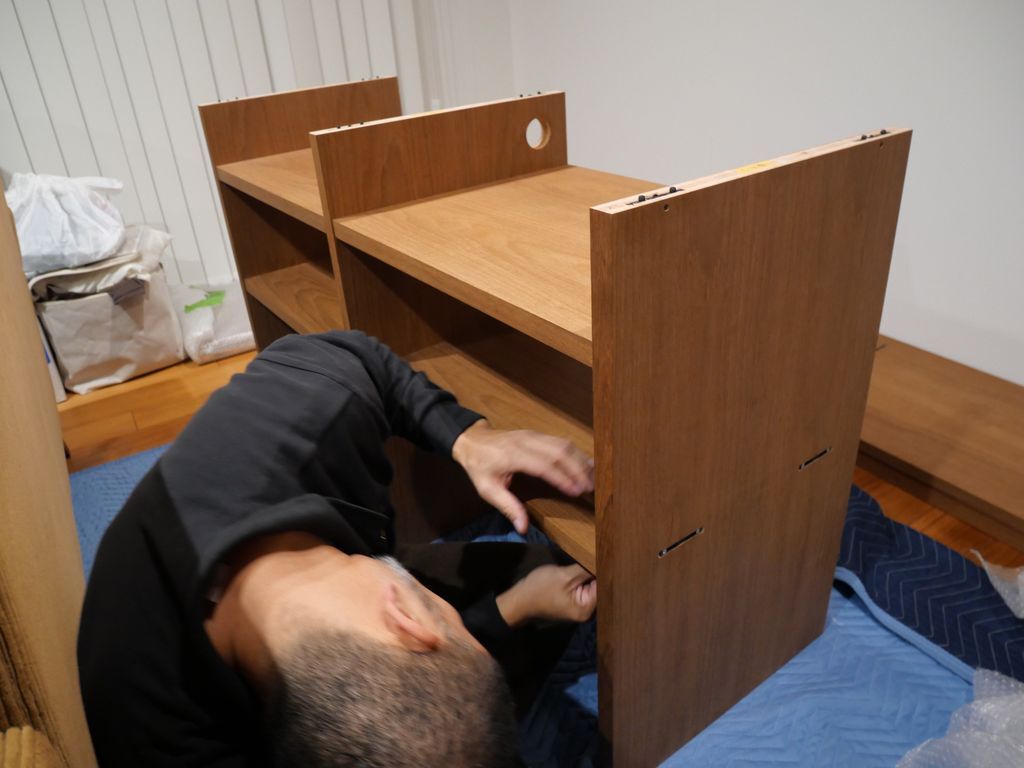 レコード棚の組み立て作業
